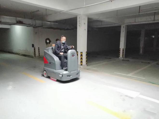 黄大仙小区物业保洁不用人力改用驾驶式洗地机了